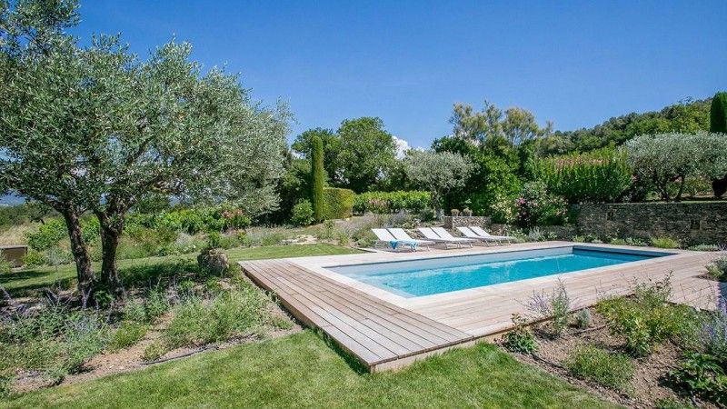 Rénovation de piscines / Retour aux racines : Piscine avec terrasse en bois exotique