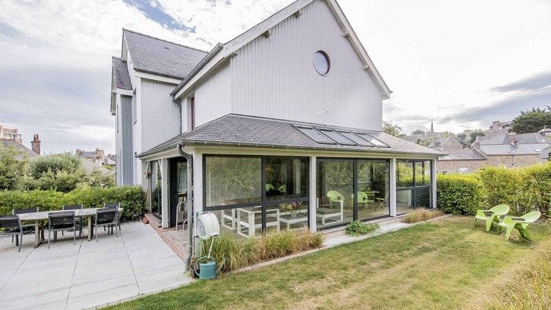 Piscine avec terrasse mobile Gris clair / La cachette secrète : Piscine cachée