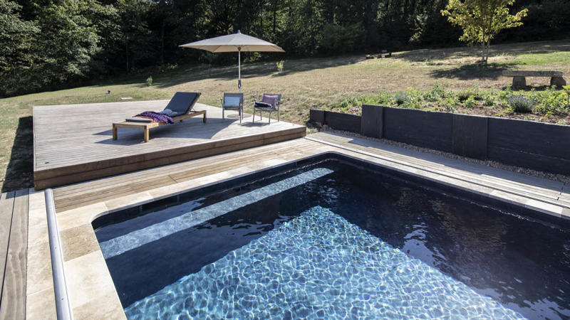 Piscine avec terrasse mobile 3D Gris ardoise / Au-delà des apparences : piscine campagne terrasse mobile banc