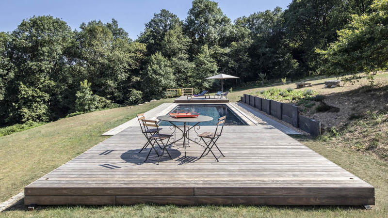 Piscine avec terrasse mobile 3D Gris ardoise / Au-delà des apparences : piscine campagne terrasse mobile bois fermée