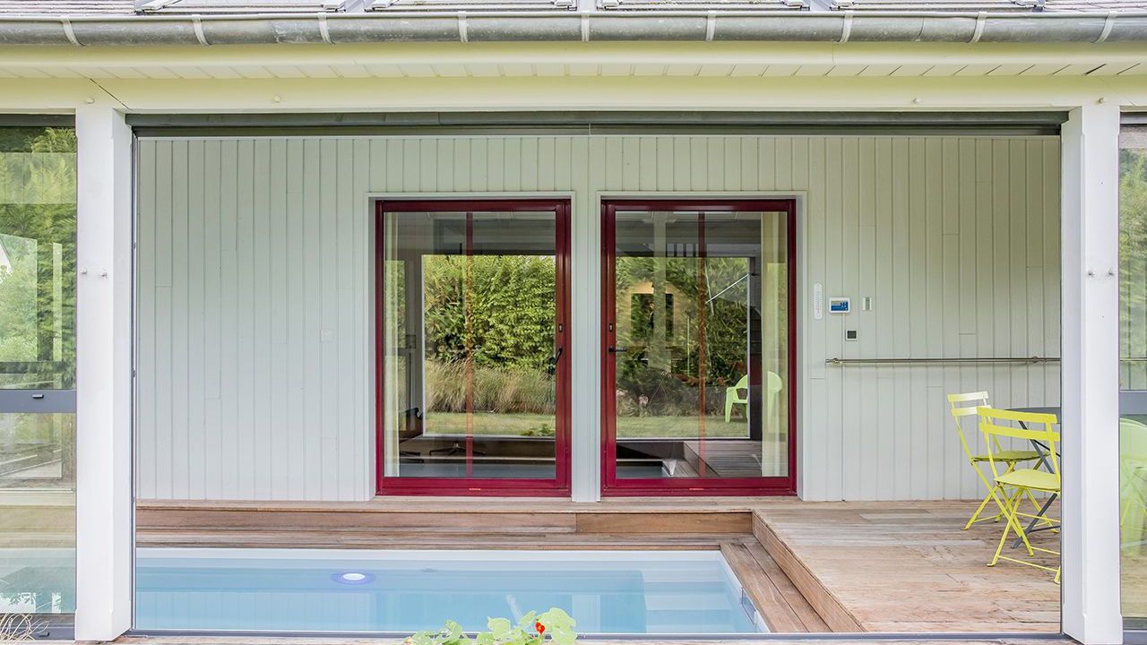 La cachette secrète piscine dans un interieur Piscine avec terrasse mobile Gris clair 