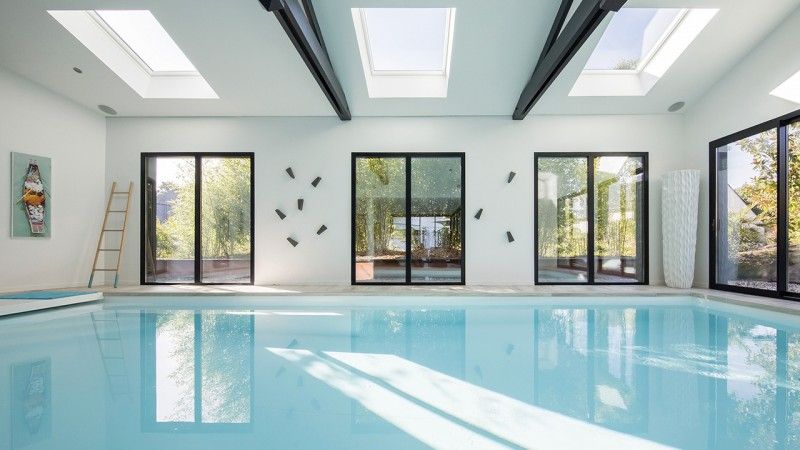 Piscine intérieure Gris clair / Nager en toutes saisons : piscine dans une maison moderne