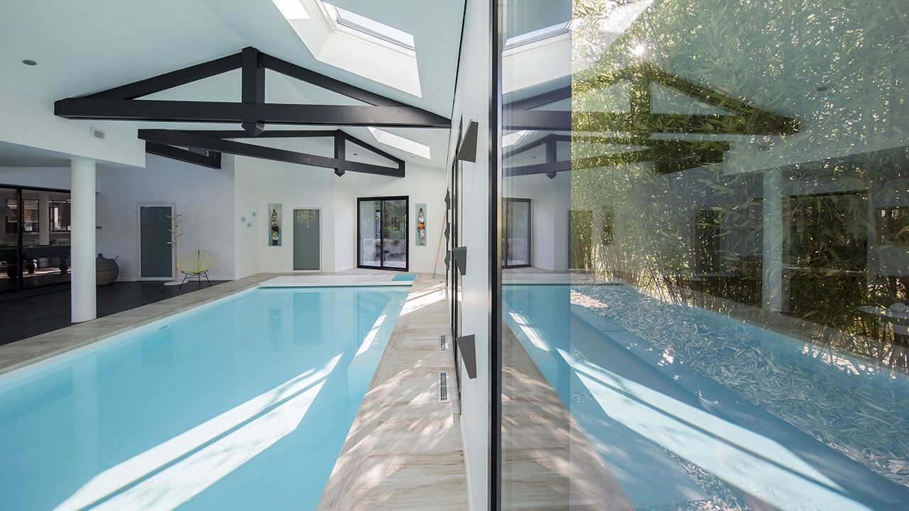 Nager en toutes saisons piscine dans une maison par un piscinier Piscine intérieure Gris clair 