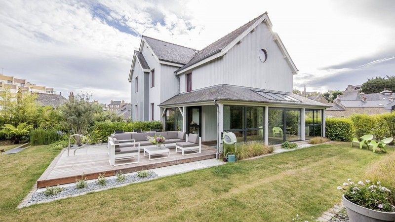 Piscine avec terrasse mobile Gris clair / La cachette secrète : Piscine intérieure cachée