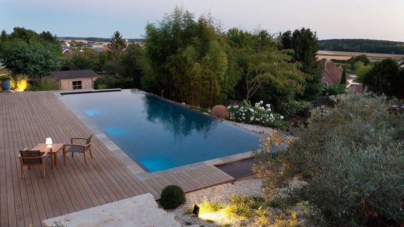 Archives / Baignade en hauteur : piscine marbre debordement