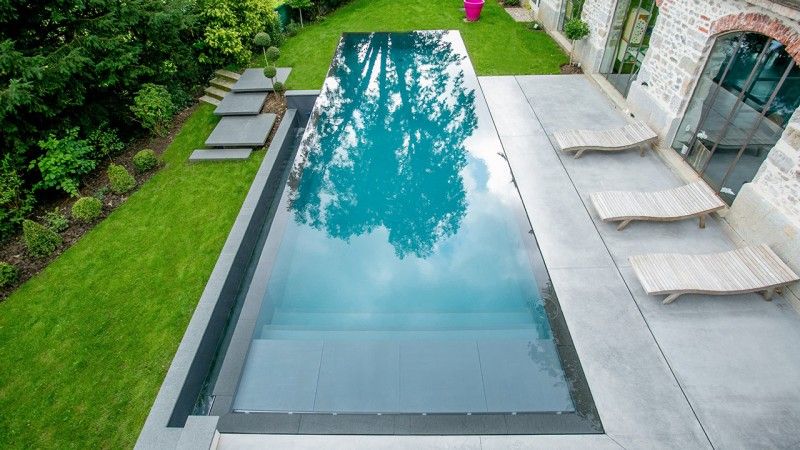 Piscine miroir minéral Gris anthracite / Reflets d’élégance : piscine miroir magnifique