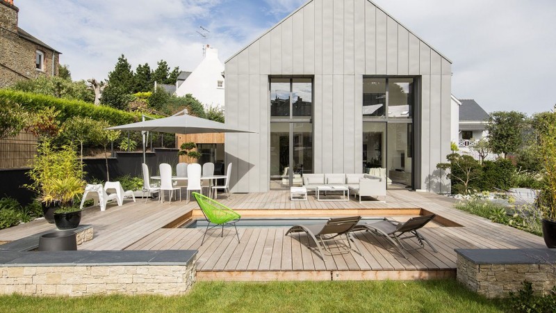 Gris anthracite / Un espace métamorphosé : piscine design avec terrasse