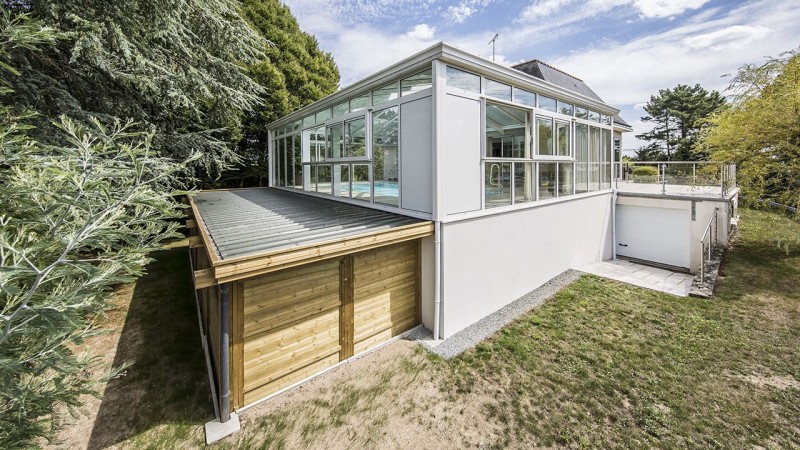 Abri de piscine Véranda Blanc / Baignée de lumière : construction piscine couverte avec veranda