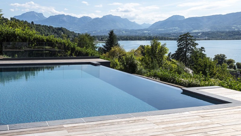 Piscine paysagée Gris anthracite / Plonger dans le grand bain : debordement piscine technique