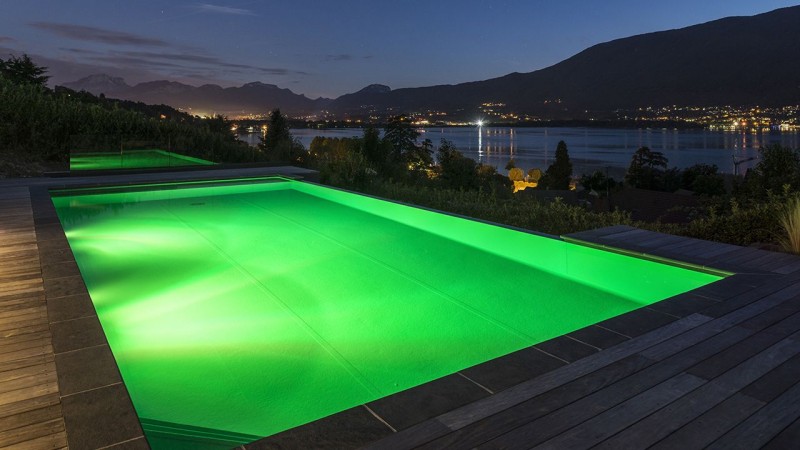 Piscine paysagée Gris anthracite / Plonger dans le grand bain : installation piscine a debordement 2