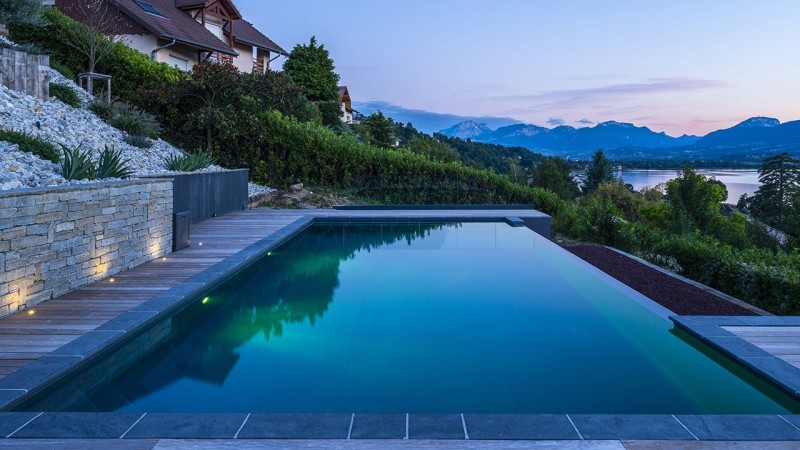 Piscine paysagée Gris anthracite / Plonger dans le grand bain : montagne avec piscine privee 2