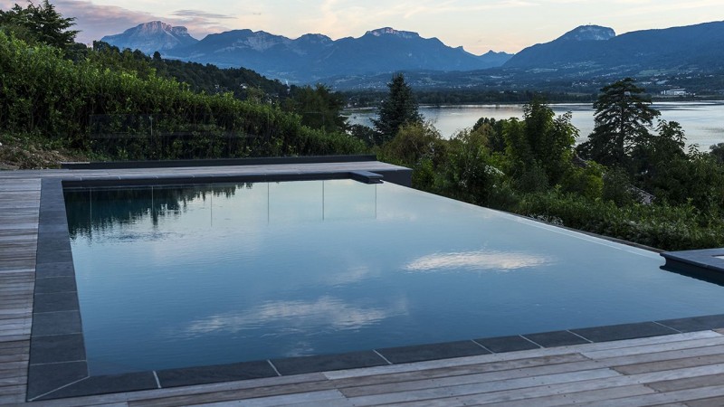 Piscine paysagée Gris anthracite / Plonger dans le grand bain : montagne avec piscine privee