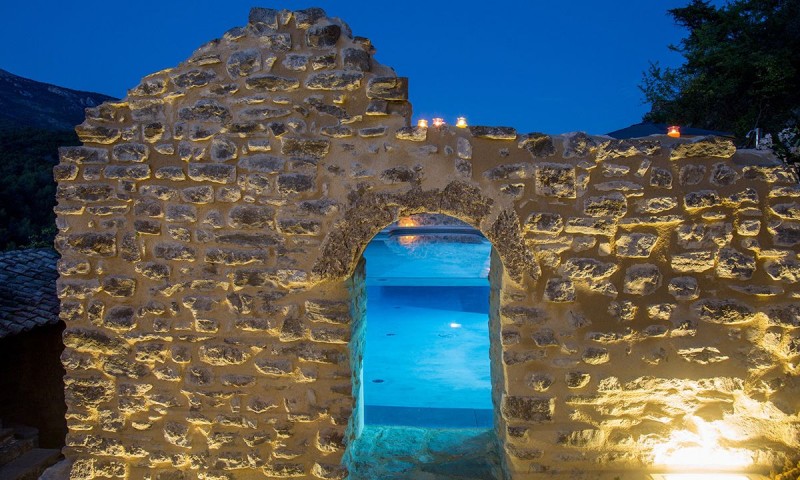 Piscine à paroi de verre Gris anthracite  Nager sur les collines