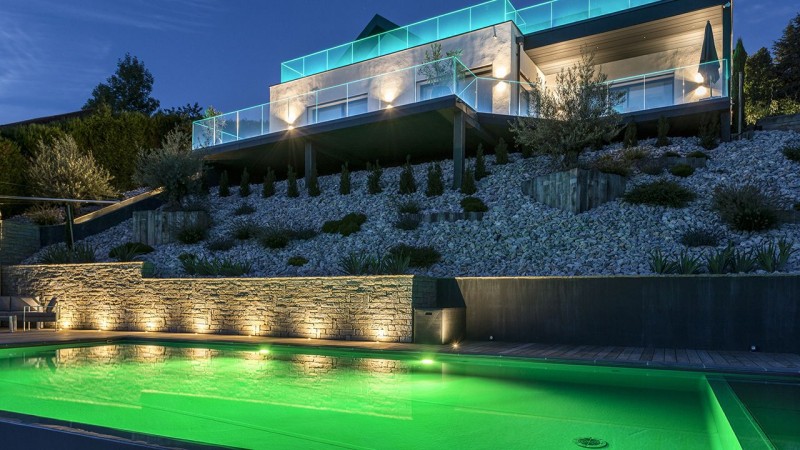 Piscine paysagée Gris anthracite / Plonger dans le grand bain : piscine a debordement integree 2