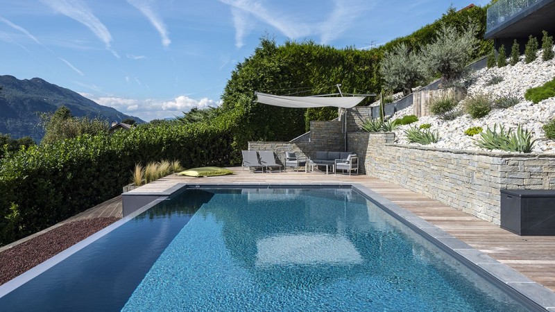 Piscine paysagée Gris anthracite / Plonger dans le grand bain : piscine a debordement integree