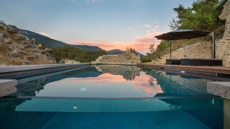 Nager sur les collines piscine avec paroi en verre Piscine à paroi de verre Gris anthracite 