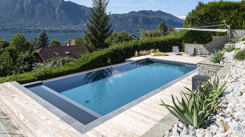 Piscine paysagée Gris anthracite / Plonger dans le grand bain : piscine debordement avec vue