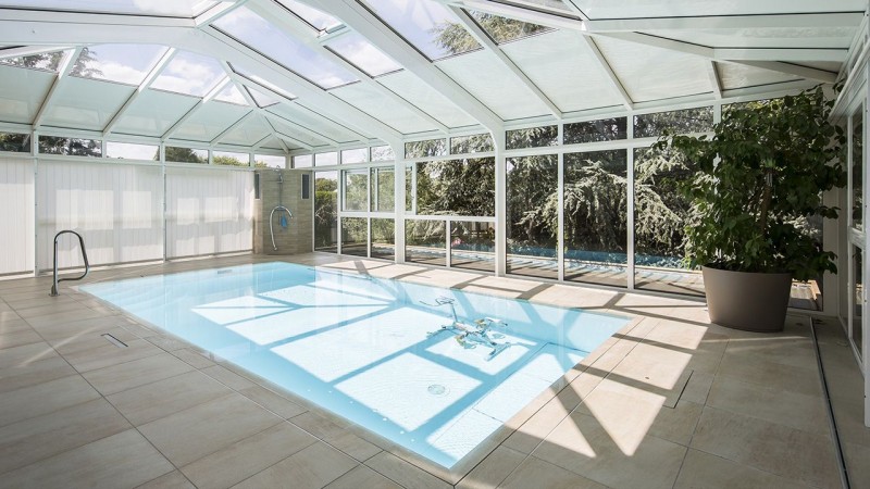 Abri de piscine Véranda Blanc / Baignée de lumière : veranda piscine interieure