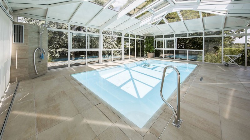 Abri de piscine Véranda Blanc / Baignée de lumière : veranda piscine interieure chauffee