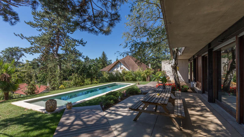 Vert argile / Etendue minérale : piscine beton jardin fleuri maison beton