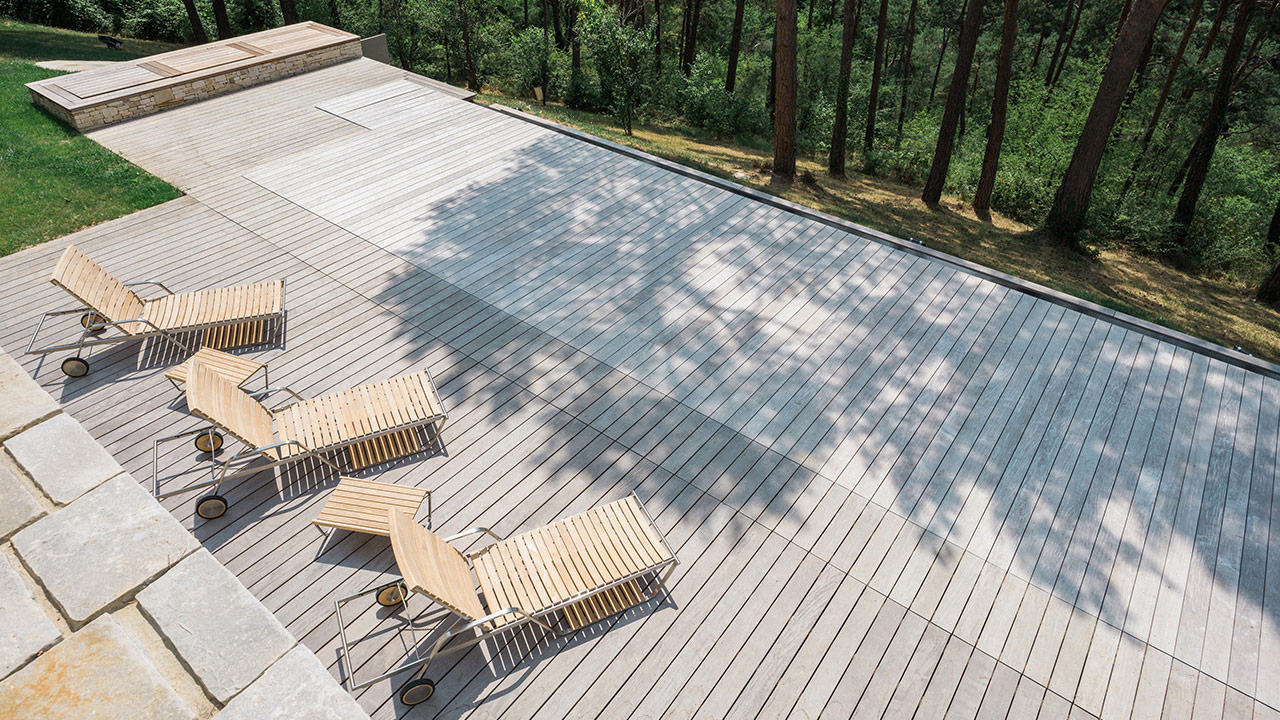 Nager vers la forêt piscine design avec terrasse en ipe Piscine à fond mobile 3D Gris béton 