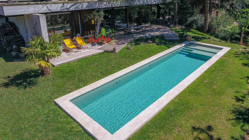 Vert argile / Etendue minérale : piscine jardin couloir nage maison beton