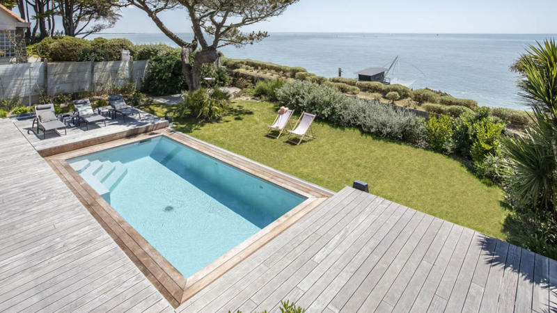 Piscine avec terrasse mobile Gris clair / Face à la mer : petite piscine terrasse mobile