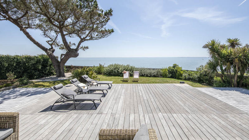 Piscine avec terrasse mobile Gris clair / Face à la mer : piscine terrasse mobile fermée