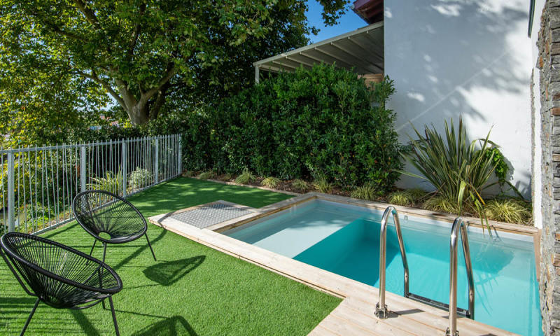 Piscine citadine Gris clair  Berceau de détente