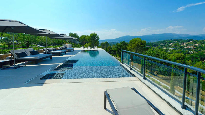 Archives / Un monde infini : piscine beton a debordement mosaique montagnes