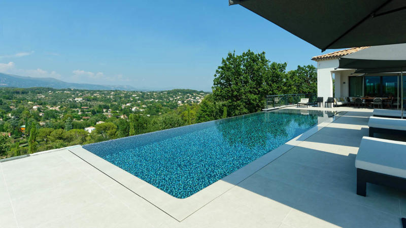 Archives / Un monde infini : piscine beton debordement mosaique effet scintillant belle vue