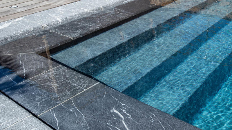 Eclat entre ciel et pierre piscine beton miroir hauteur effet marbre Piscine miroir minéral 3D Gris ardoise 