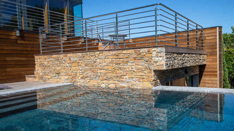 Eclat entre ciel et pierre piscine beton miroir mur en pierre Piscine miroir minéral 3D Gris ardoise 