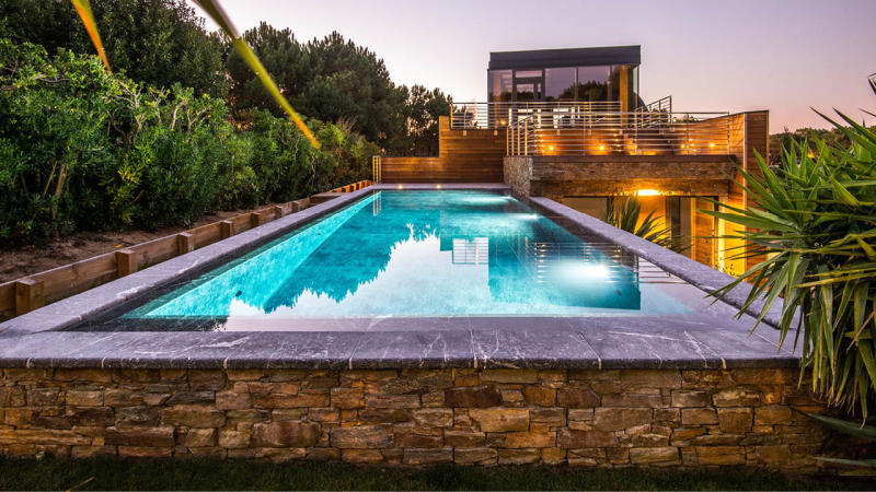 Eclat entre ciel et pierre piscine miroir beton hors sol pierres Piscine miroir minéral 3D Gris ardoise 