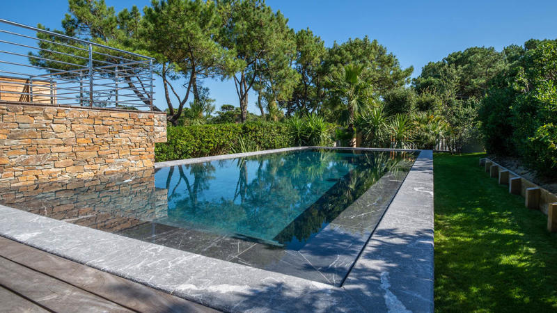 Eclat entre ciel et pierre piscine miroir beton jardin hors sol Piscine miroir minéral 3D Gris ardoise 