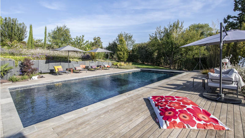 Piscine paysagée 3D Gris ardoise / La beauté des détails : piscine paysagee beton transats terrasse bois