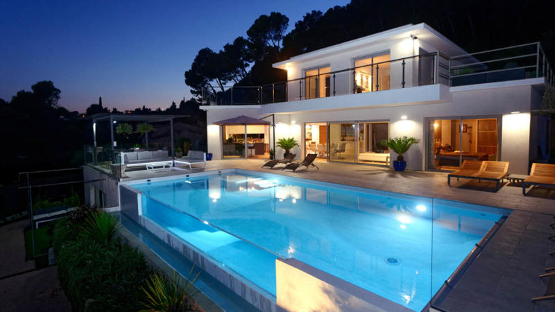 Blanc / Fenêtre sur l’eau : piscine eclairage nuit paroi vitree verre