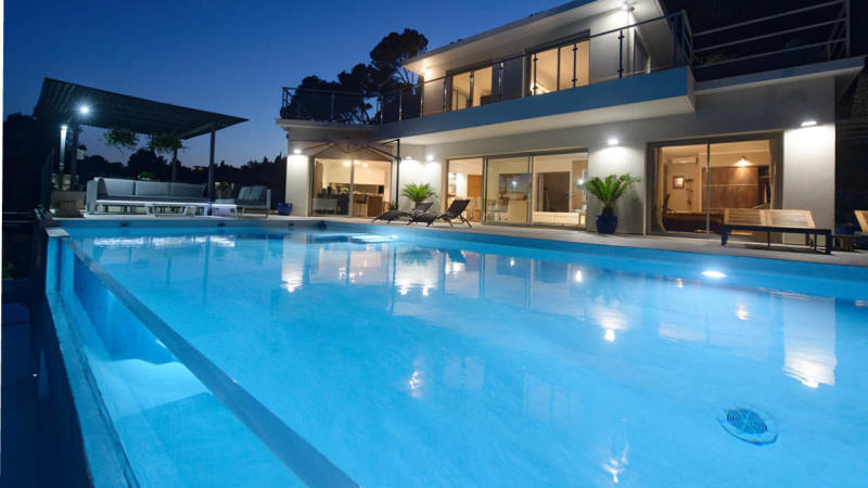 Blanc / Fenêtre sur l’eau : piscine nuit paroi vitree verre