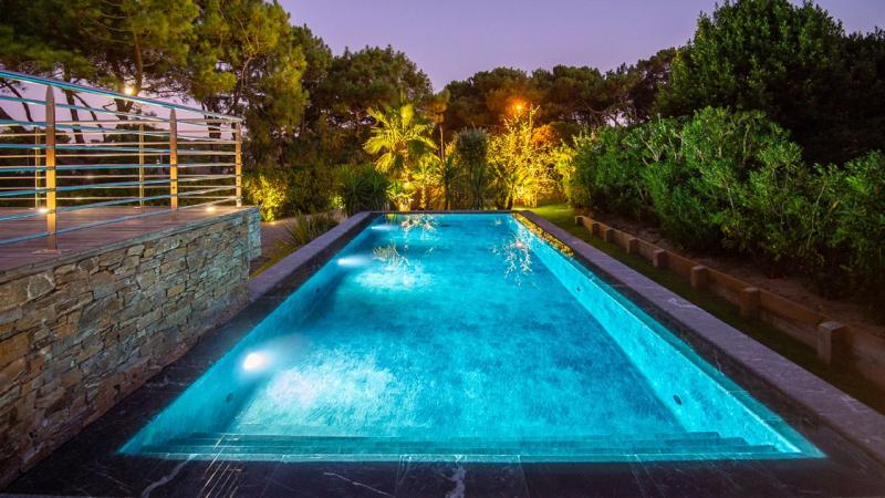 / Pisciniste Biarritz : superbe piscine exterieure avec eclairages nocturnes klea 64