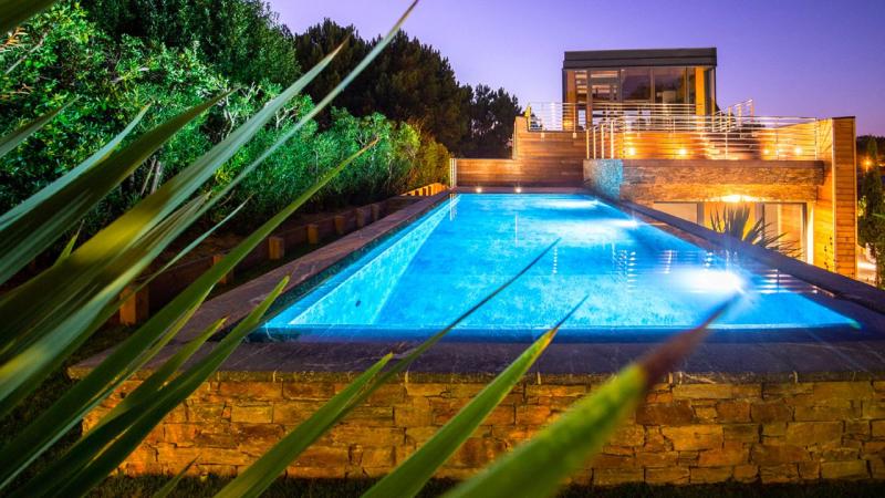 / Pisciniste Biarritz : superbe piscine exterieure eclairages nocturnes klea 64