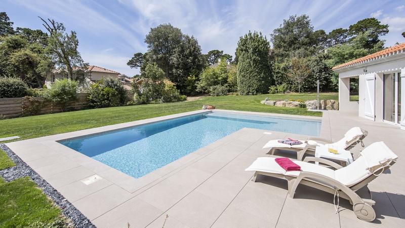 Ligne d'eau minérale Gris clair / Terrasse à fleur d’eau : frise ceramique pour piscine