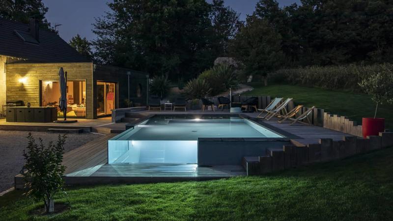 Pointe d’eau renversante Piscine debordement verre nuit terrasse esprit piscine 2020 52 Piscine à paroi de verre Gris anthracite 