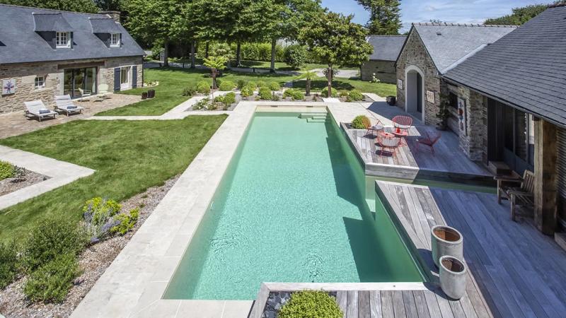 Paradis de vert et d’eau piscine paysagée sable esprit piscine 2020 55 Piscine In&Out Piscine paysagée 3D Sable 