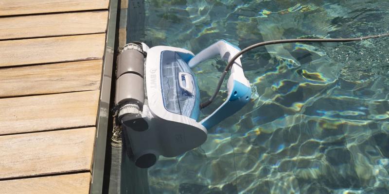 Robot électrique pour le nettoyage de piscine - Vente de piscine à coque  Neptune sur-mesure à Toulouse - Neptune Piscines