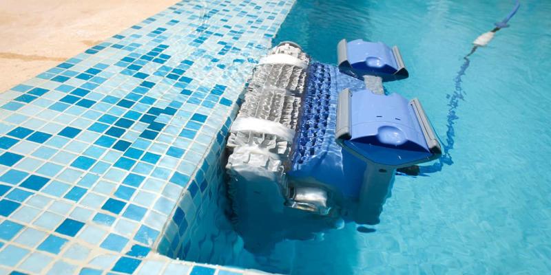 Robot électrique pour le nettoyage de piscine - Vente de piscine à coque  Neptune sur-mesure à Toulouse - Neptune Piscines