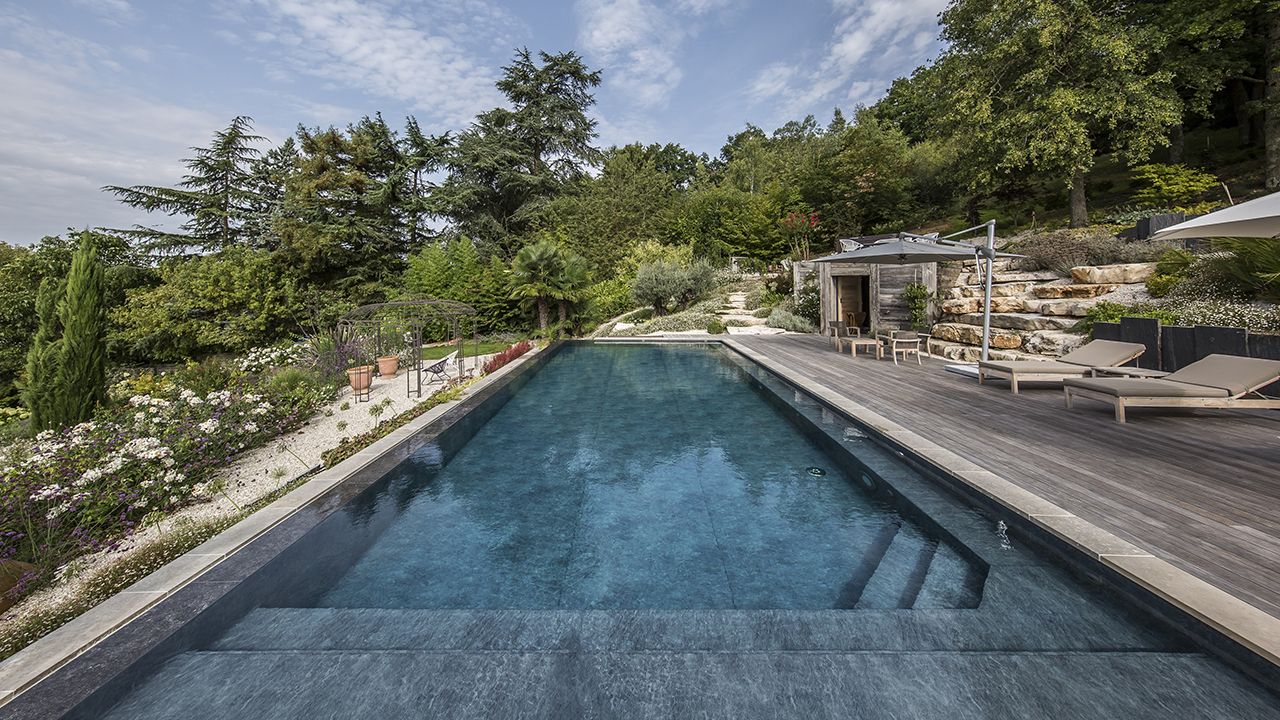 Baignade à l’horizon belle piscine debordement jardin Piscine à débordement 3D Gris ardoise 