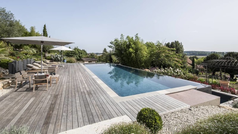 Baignade à l’horizon belle piscine debordement terrasse bois 2 Piscine à débordement 3D Gris ardoise 