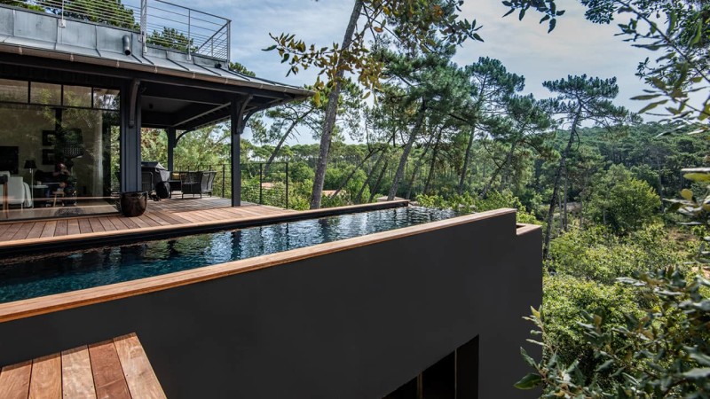 Liner de piscine noirs ou gris pour un eau sombre