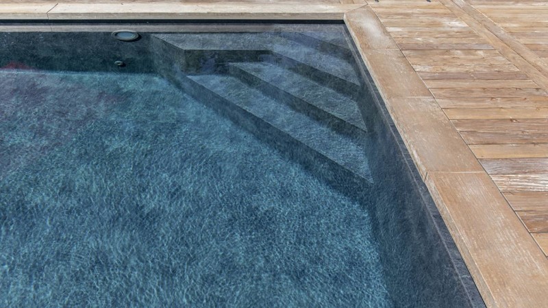 Au fil de l’eau débordement escalier gris angle esprit piscine 69 Piscine à débordement 3D Gris ardoise 