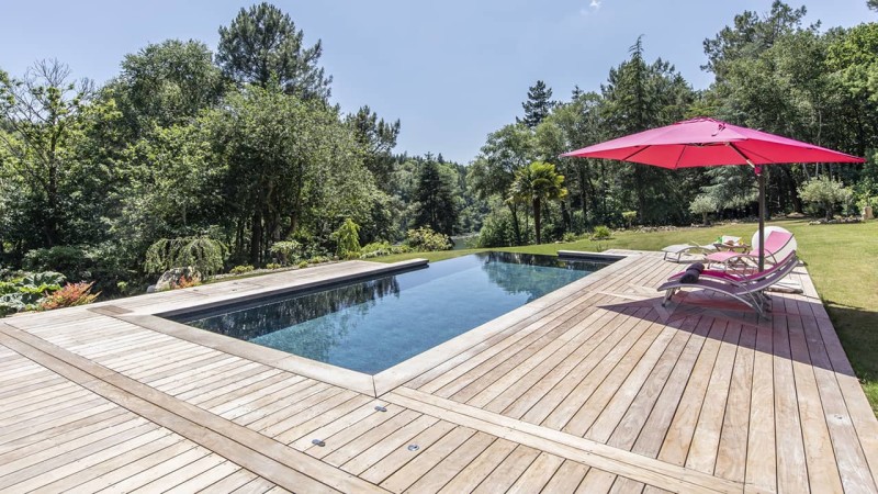 Piscine à débordement 3D Gris ardoise / Au fil de l’eau : débordement terrasse bois esprit piscine 63